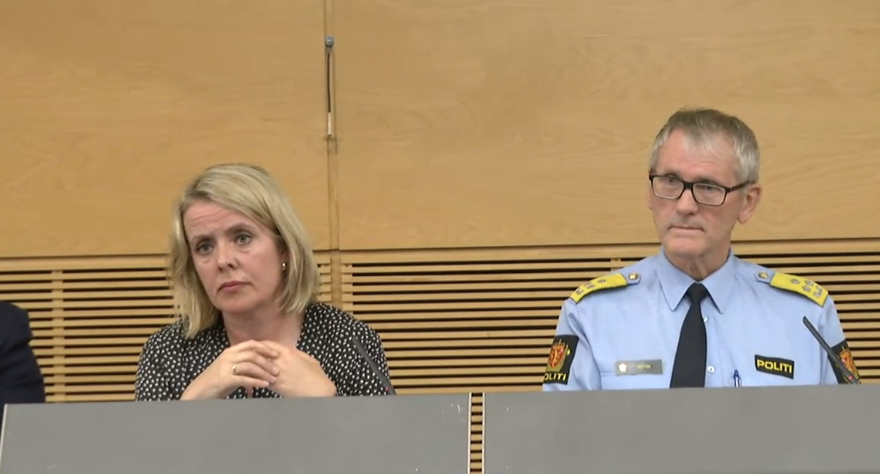 Chefen för norska säkerhetstjänsten och Norges polischef. Bild från den förra varningen.
